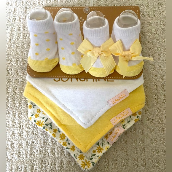 Bandana bib and sock set 0-6mo - Picture 1 of 2